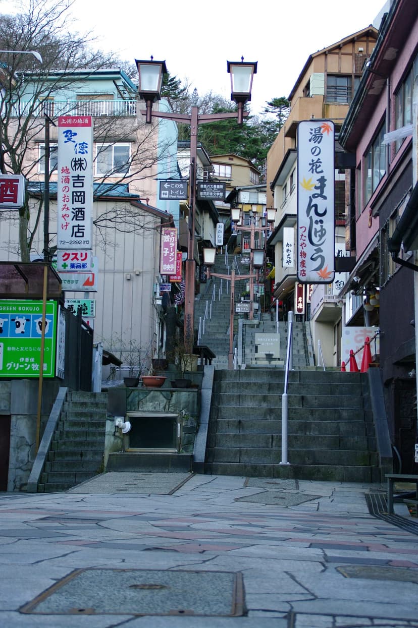 石段街と伊香保神社、定番の伊香保温泉さんぽ日帰りプラン