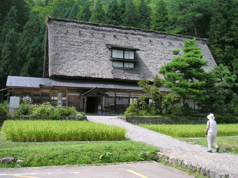 岩瀬家と五箇山和紙の里、合掌造りと伝統工芸にふれる1泊2日