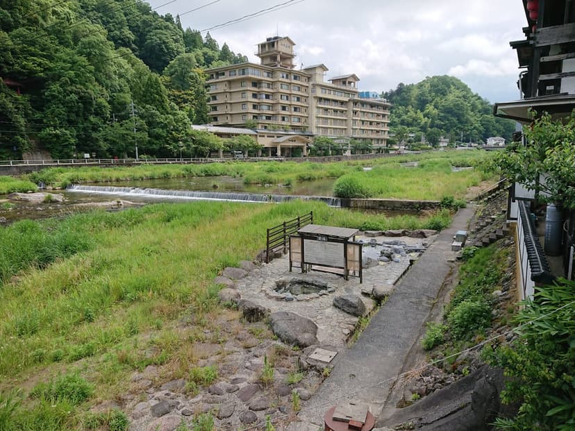 三朝川の河原風呂、野趣あふれる混浴露天と温泉街1泊2日