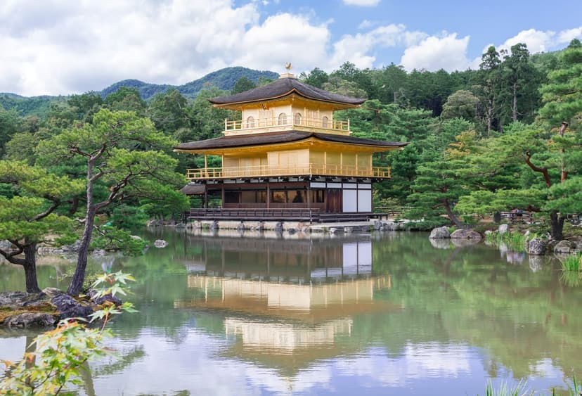雪の金閣寺と北野の梅。冬の京都・洛北をめぐる日帰り旅